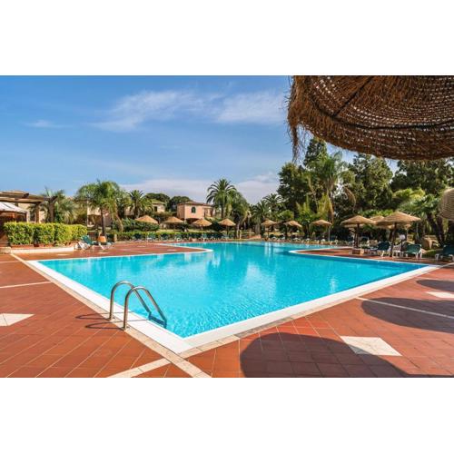 Apartments in residence with swimming pool in Santa Margherita di Pula, 250 meters from the sea
