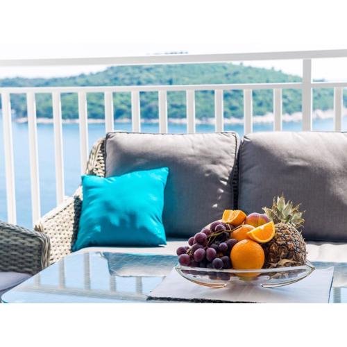 Apartments Lazarin - Two Bedroom Apartment with Balcony and Sea View 1 Veliki