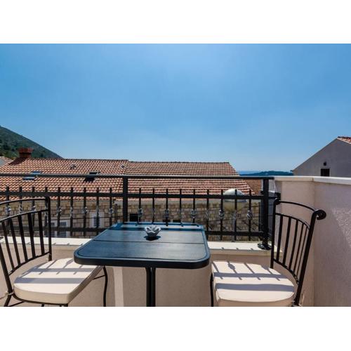 Apartments Life - Two Bedroom Apartment with Balcony and Sea View