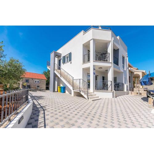 Apartments Lonamare