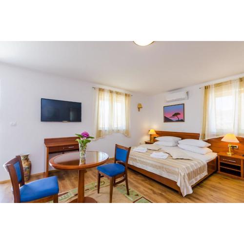 Apartments & Rooms V&M