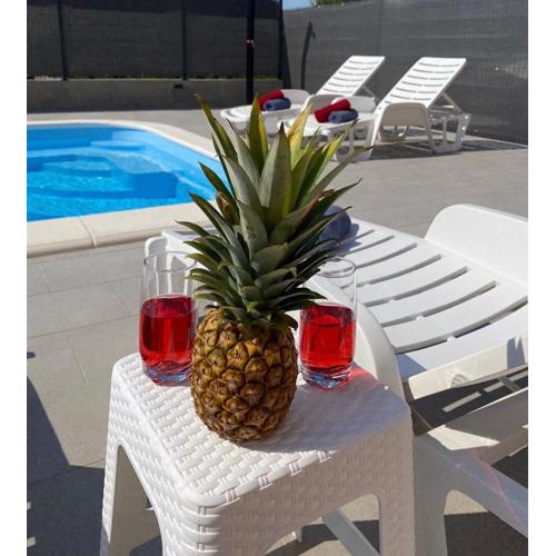 Apartments Ukić with a large outdoor swimming pool