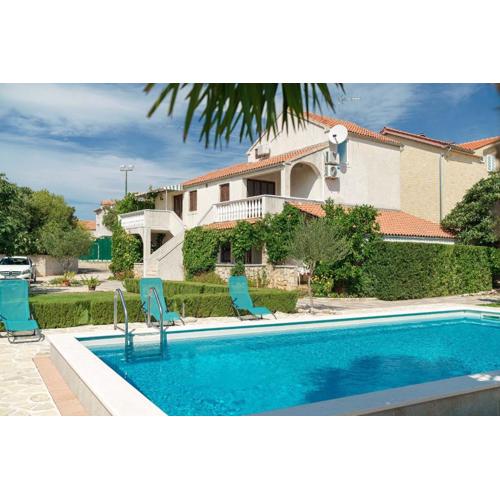 Apartments Vesna with pool