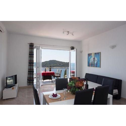 Apartments Villa Ari - Superior Three Bedroom Apartment with Balcony and Sea View First Floor