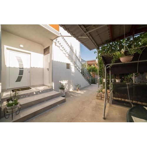 Apartments with a parking space Kastel Kambelovac, Kastela - 24311