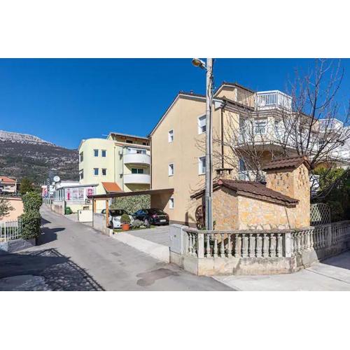 Apartments with a parking space Kastel Luksic, Kastela - 22071