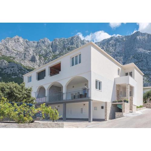 Apartments with a parking space Makarska - 23020