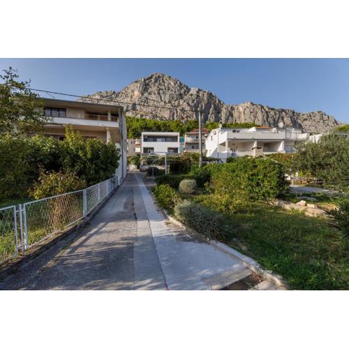 Apartments with a parking space Omis - 2745