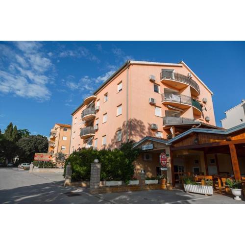 Apartments with a parking space Pula - 17827