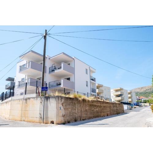 Apartments with a parking space Trogir - 23977