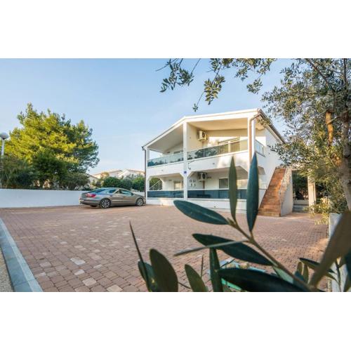 Apartments with a parking space Vir - 20799