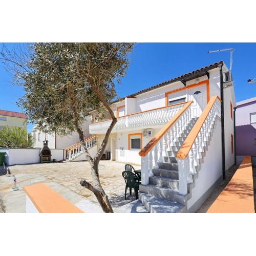 Apartments with a parking space Vir - 22134
