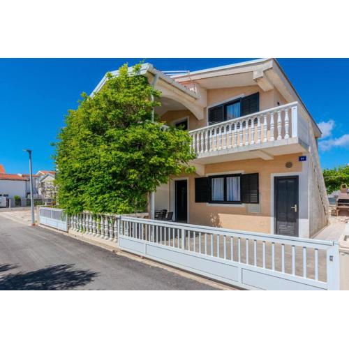 Apartments with a parking space Vir - 22930