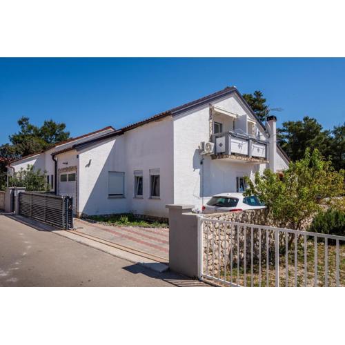 Apartments with a parking space Vir - 23044