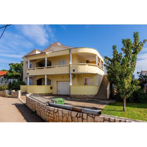 Apartments with a parking space Vir - 23588