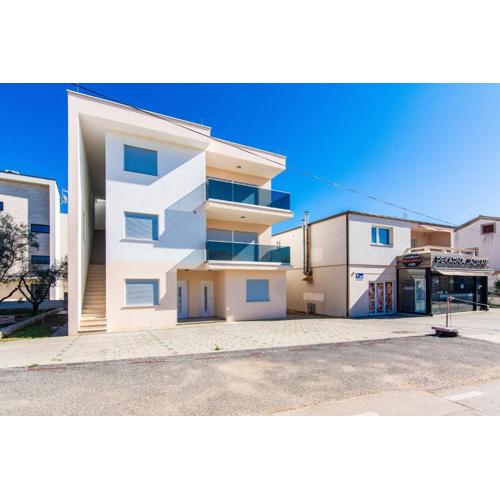 Apartments with a parking space Vir - 24307