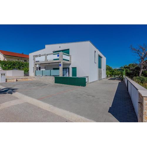 Apartments with a parking space Vir - Kozjak, Vir - 23400