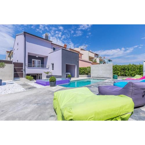 Apartments with a swimming pool Pjescana Uvala, Pula - 22778