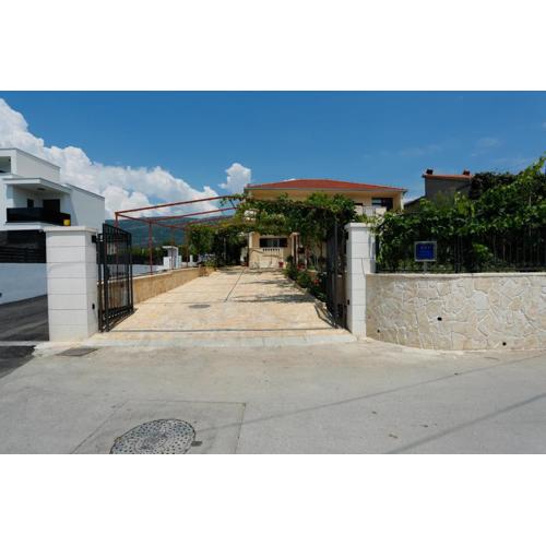 Apartments with parking spaces Kastel Kambelovac, Kastela - 20993