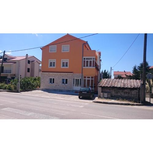 Apartments with parking spaces Kastel Kambelovac, Kastela - 21645