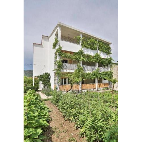 Apartments with parking spaces Kastel Luksic, Kastela - 21073