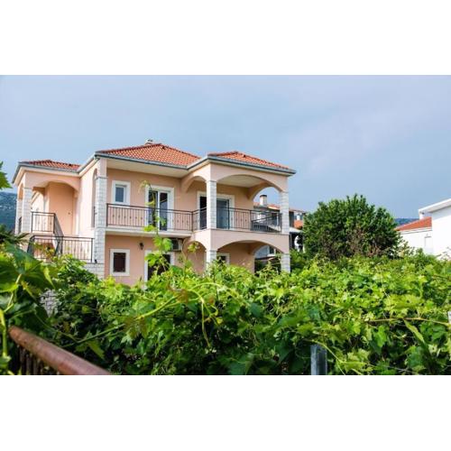 Apartments with parking spaces Kastel Novi, Kastela - 22378