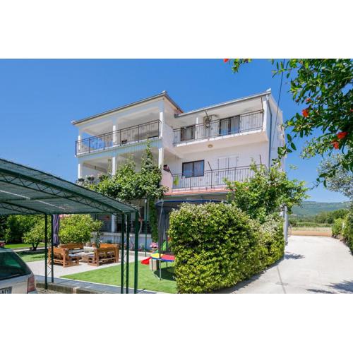 Apartments with parking spaces Kastel Stafilic, Kastela - 21948