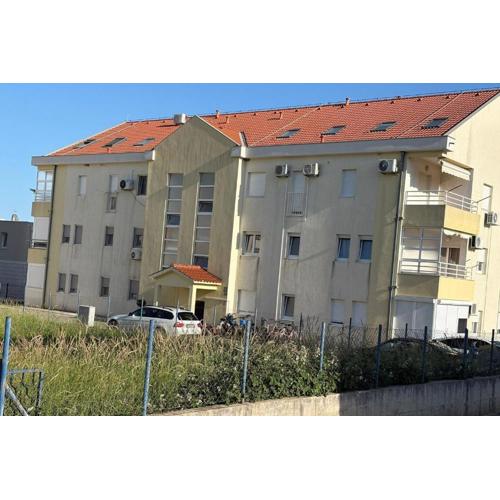 Apartments with parking spaces Kastel Stafilic, Kastela - 24501
