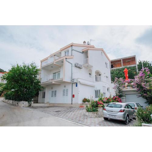Apartments with parking spaces Mastrinka, Ciovo - 11283