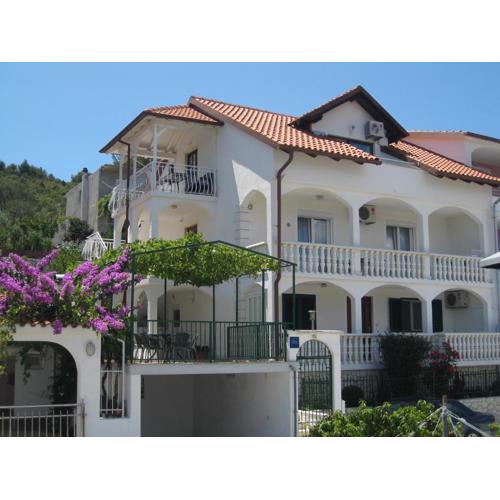 Apartments with parking spaces Mastrinka, Ciovo - 2050