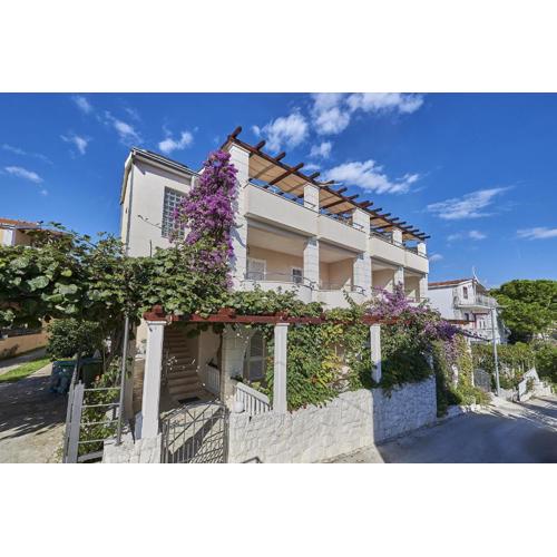 Apartments with parking spaces Mavarstica, Ciovo - 17821