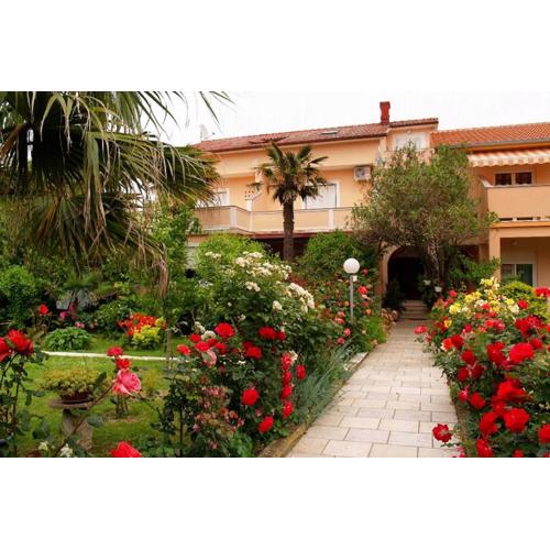 Apartments with parking spaces Palit, Rab - 5028