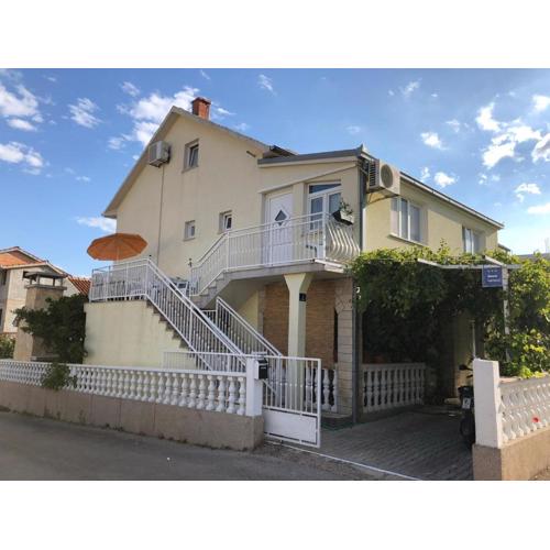 Apartments with parking spaces Rastici, Ciovo - 17276