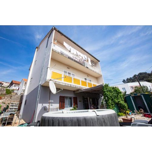 Apartments with parking spaces Sibenik - 22886