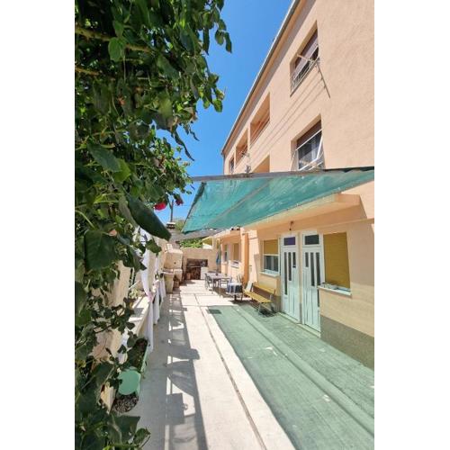 Apartments with parking spaces Split - 14051