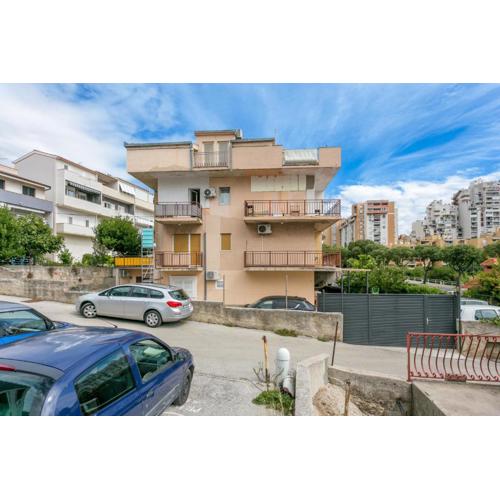 Apartments with parking spaces Split - 22293