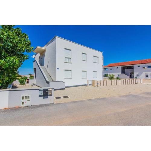 Apartments with parking spaces Vir - 18541