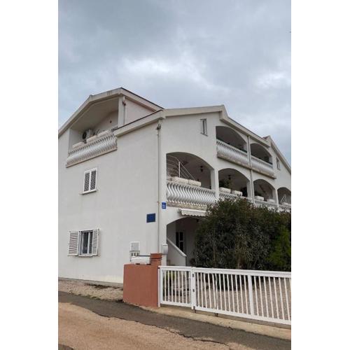 Apartments with parking spaces Vir - 24614