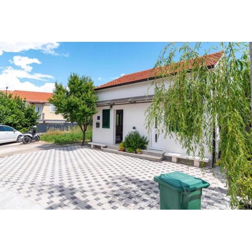 Apartments with parking spaces Zedno, Ciovo - 24516