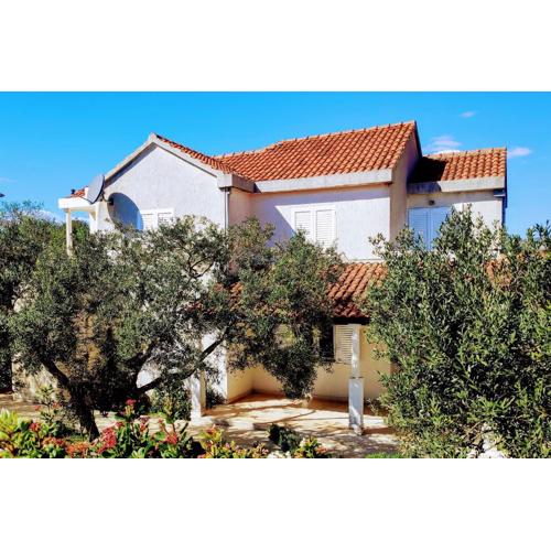 Apartments with swimming pools Mavarstica, Ciovo - 2053