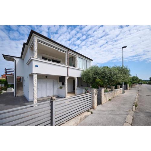 Apartments with swimming pools Umag - 24680