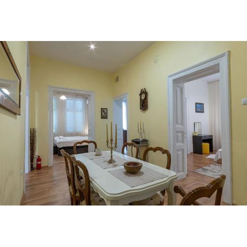 Apo Apartment - Top Center