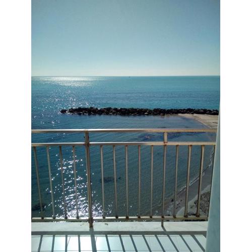 APPARTAMENTO CON TERRAZZA SUL MARE