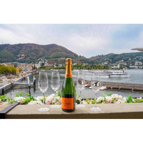 Appartamento esclusivo fronte lago, in centro a Como con garage