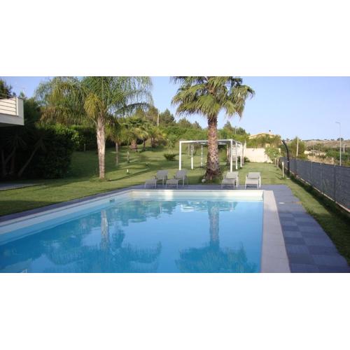 appartamento in moderna villa con piscina