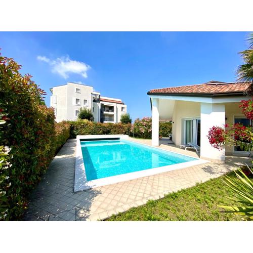 Appartamento in Villa Daniela con piscina privata Carraro Immobiliare Jesolo - Family Apartments
