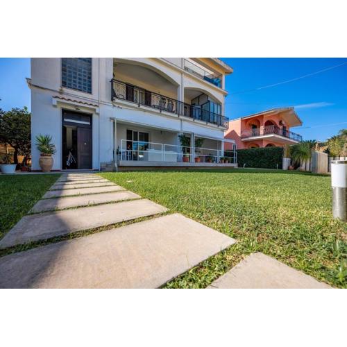 Appartamento in villa-giardino-50 m dal mare