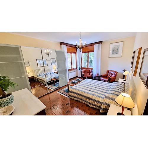Appartamento in Villa Iris, con Patio ad Uso Esclusivo, Parcheggio Privato in Giardino, in Centro Città