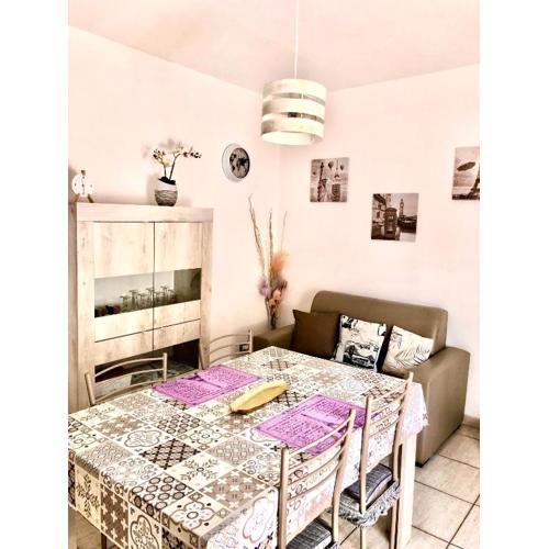 Appartamento indipendente con cucina e lavatrice in zona tranquilla a pochi minuti di bus o auto dalle spiagge più belle La Maison de Famille