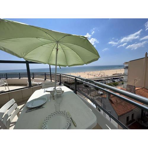Appartement 2 pièces avec balcon, vue mer latérale - FR-1-224C-301